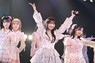 劇場での卒業公演に出演し、笑顔で踊る柏木由紀（中央）＝（C）AKB48