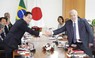 会談の冒頭、ブラジルのルラ大統領（右）と握手する岸田文雄首相＝ブラジリアで3日、共同
