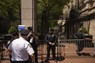 コロンビア大の門の前に立つ警察官ら＝米ニューヨークで2024年5月2日、AP