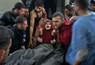 イスラエル軍による空爆を受け、病院に運び込まれる女性（中央）＝パレスチナ自治区ガザ地区で2023年12月5日、ロイター