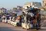 ラファから退避した住民たち＝パレスチナ自治区ガザ地区南部ハンユニスで2024年5月6日、ロイター