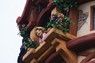 「ラプンツェルの森」にある塔から顔を出すラプンツェル＝千葉県浦安市で2024年5月7日午前10時8分、玉城達郎撮影