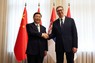 握手を交わす中国の習近平国家主席（左）とセルビアのブチッチ大統領＝ベオグラードで2024年5月8日、ロイター