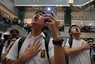 香港政府に対する抗議デモのテーマソング「香港に栄光あれ」を歌う若者ら＝2019年9月、AP