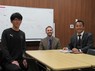 英会話レッスンで笑顔を見せる（左から）U－18の小松塁コーチ、スコット・ワトソン先生、森島寛晃社長
