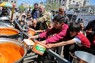 支援団体による炊き出しに集まる住民たち＝パレスチナ自治区ガザ地区南部ラファで2024年5月8日、ロイター