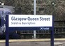 英スコットランドにある駅の看板。駅名が英語（上段）に加えてケルト語系ゲール語（下段）でも記されている＝英グラスゴー・クイーンストリート駅で2024年2月20日、篠田航一撮影