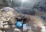 イスラエル軍に空爆された現場を調べるパレスチナ人＝パレスチナ自治区ガザ地区南部ラファで2024年5月8日、ロイター